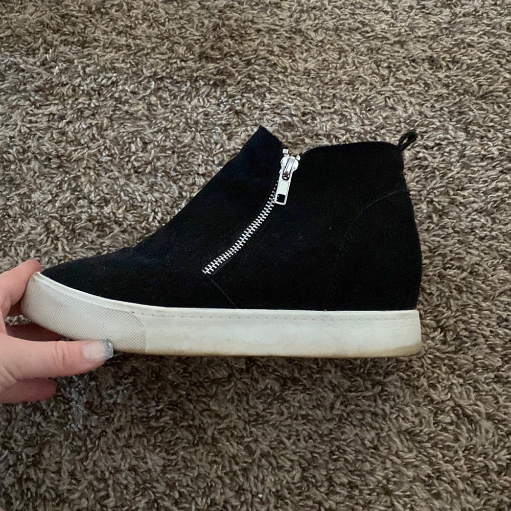 Heeled tennis shoes
